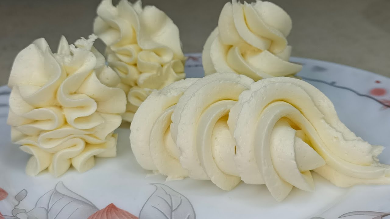 كريمة الزبدة و بياض البيض ، لحشو و تغليف الكيكات ، بطريقة مبسطة و مقادير مضبوطة .