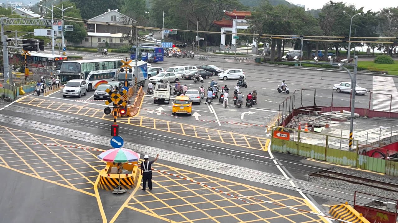 翠華路平交道，一次放四班車