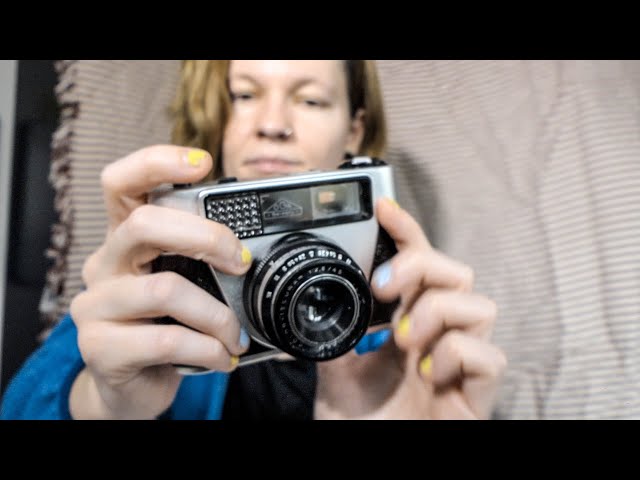 Yigit kamera oldida silkinib ketmoqda Yigit kamera oldida silkinib ketmoqda