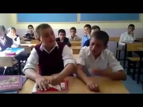 Okulda çocuk sarki soyluyor super ses