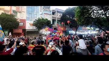 rồng phun khói lửa diễu hành tết nguyên tiêu trước hội quán Nghĩa An