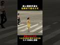 長い横断歩道を松葉杖で渡る少女！無関心な人の中、一人の女性が背中で支えるカメラ映像に感動 #感動 #優しさ #証拠撮影 #防犯カメラ #防犯カムカム
