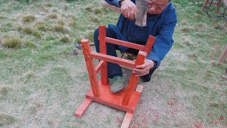 Дедушка Аму построил деревянный табурет на высоких ножках, который дома красив и прочен.