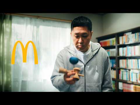 ドンデコルテ渡辺銀次 、マックCMで“益々荘”再現！？けん玉成功にガッツポーズ！　ダブルチーズバーガー「お気に入りのものと暮らせるオトナはサイコー！」