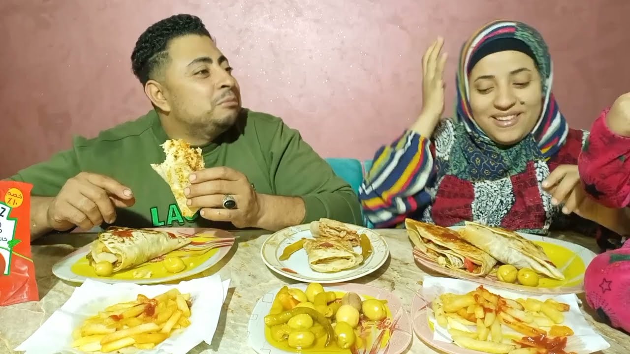 تحدي اكل على شاورما الفراخ وصواريخ الكريب وكلمتين بما يرضي الله ✋😔