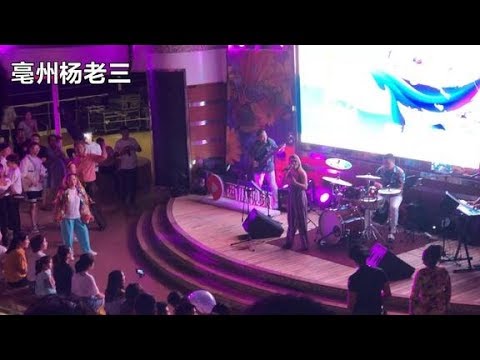 外国美女在西瓜游轮上演唱Beyond经典名曲，引来全船大合唱，经典