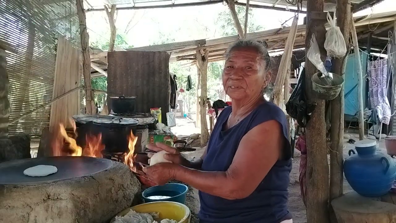 Gracias a Dios 🙏 que ya estoy asiendo la tortilla para almorzar 🙏🙏😋😋🐔🐔🐔