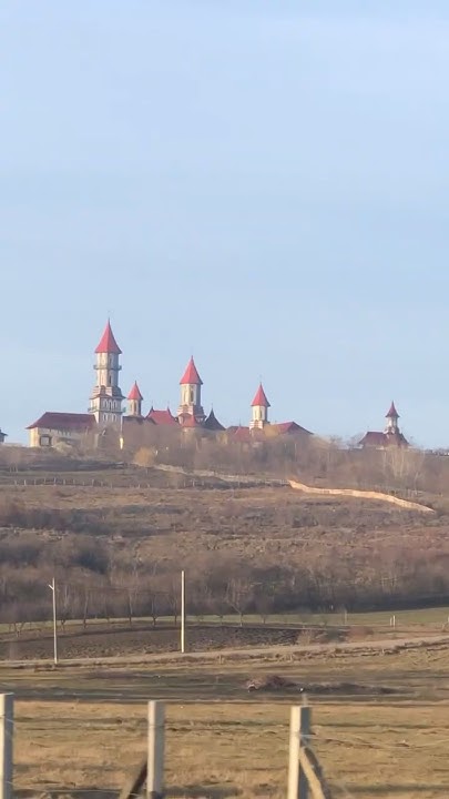 Большой старый монастырь или церковь в Румынии, недалеко от Сучавы ...