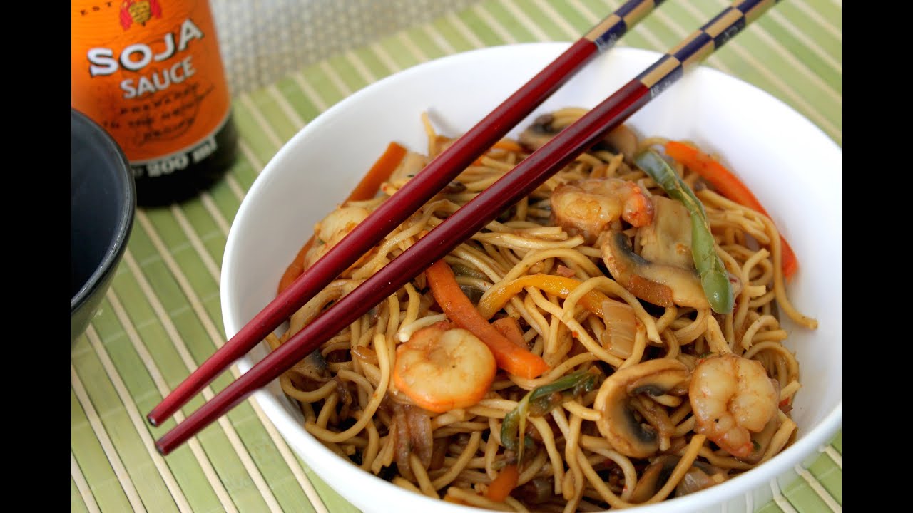 Wok de fideos chinos con gambas y verduras