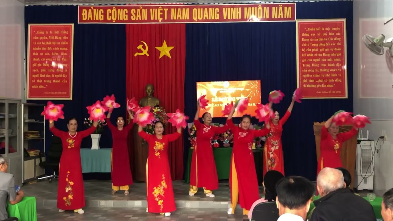 Múa hoa : Chúc thọ song thân . CLB DS thôn 7 trình bày nhân ngày mừng thọ các cụ .