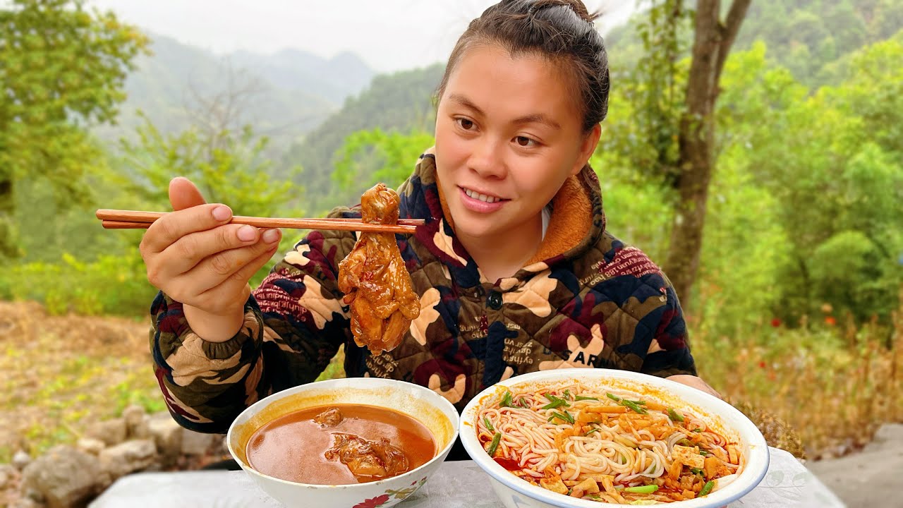 record my rural life今天種了很多蘿蔔，幹完活煮碗螺螄粉，配上雞腿和泡椒簡單吃一餐 - YouTube