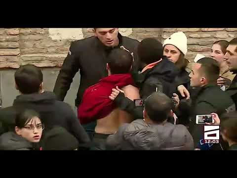 სამართალდამცავები აქციის მონაწილეებს \"ქართული ოცნების\" ოფისთან  მისვლის საშუალებას არ აძლევენ