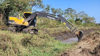 Tive Uma Surpresa Limpando Vala Escavadeira Hidráulica