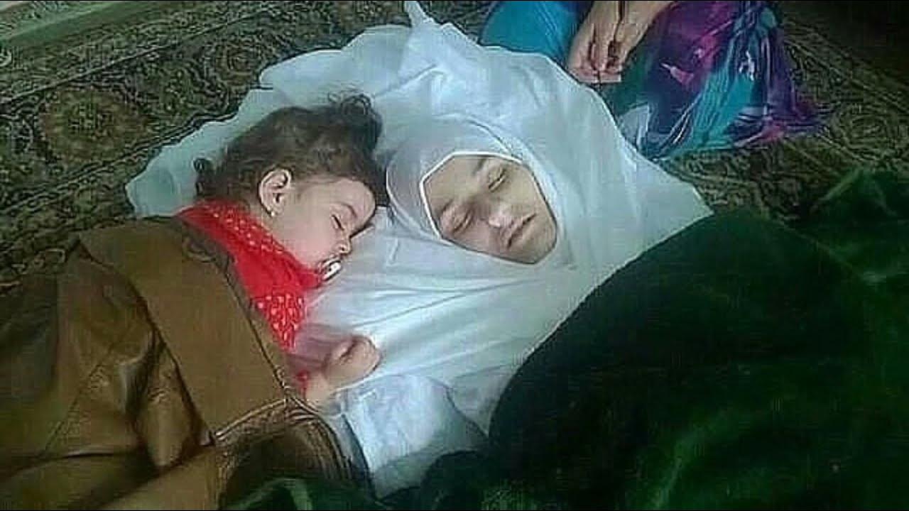 Сын т спящую мать. Мусульманка с ребенком.