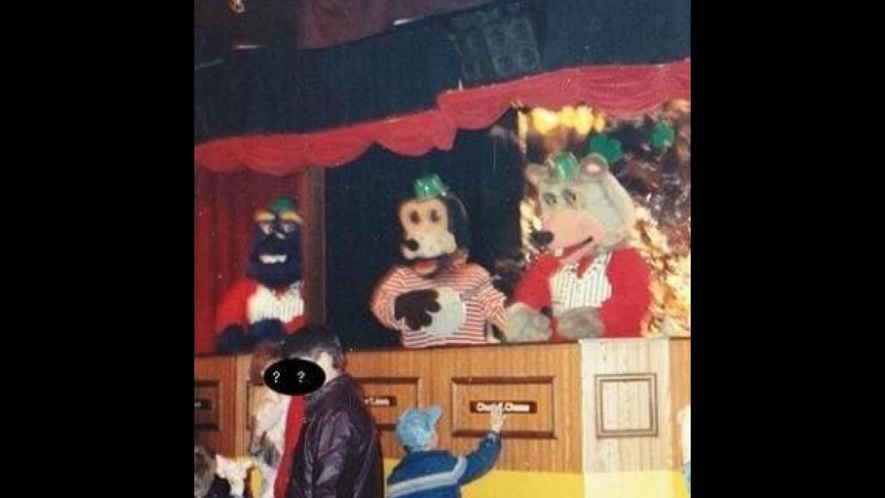 Чаки чиз пиццерия инцидент. Cheese’s 1990s. Чаки чиз пиццерия аниматроники 1977. Чаки чиз инцидент. Чаки чиз 1993.