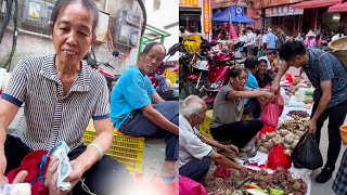 Ayi was scolded by uncle for borrowing money at the market. The kind aunt gave her 5 yuan with both