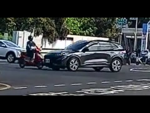 【車禍影片】到底在開什麼東西（2023.07.05 高雄市楠梓區左楠路