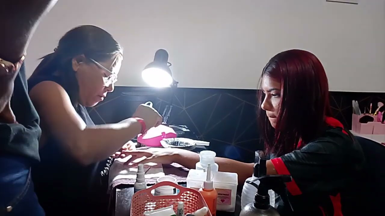 Confira um pouco do curso de manicure ministrado por Bibiana, umas das patrocinadoras do canal 
