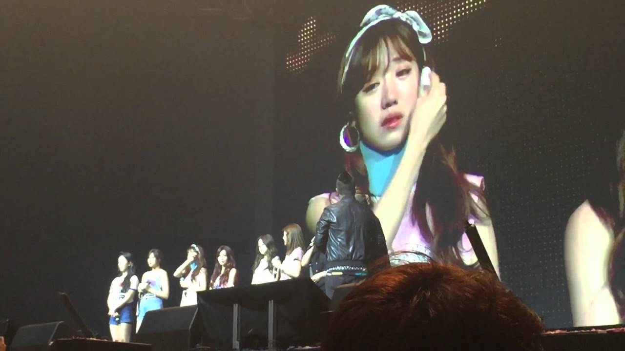 [FANCAM/직캠] 160402 APINK 에이핑크 cry after watching the FanVid & thankyou speech to sg panda (1080p HD)