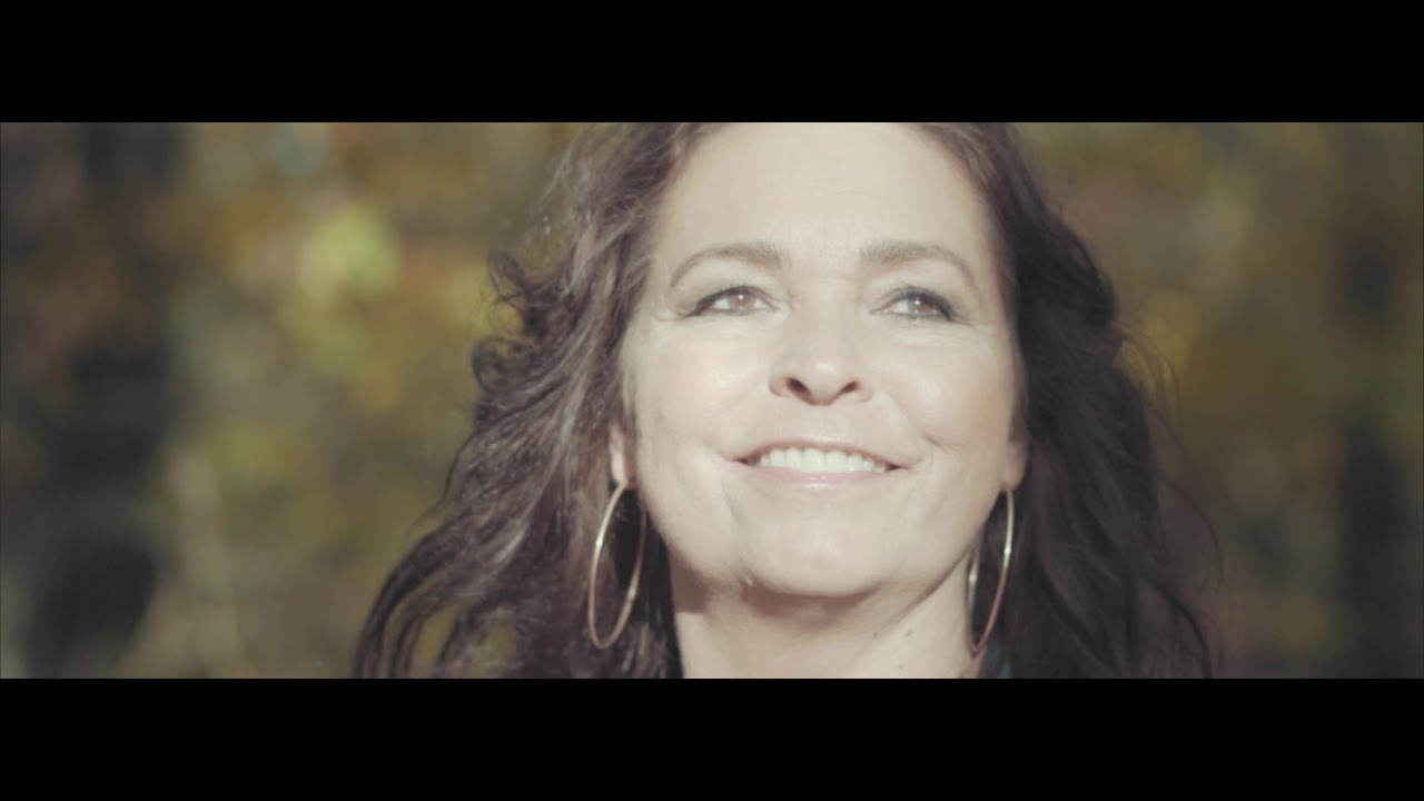 Elz Bakker - Laat Ze Maar Praten (Officiële Videoclip)