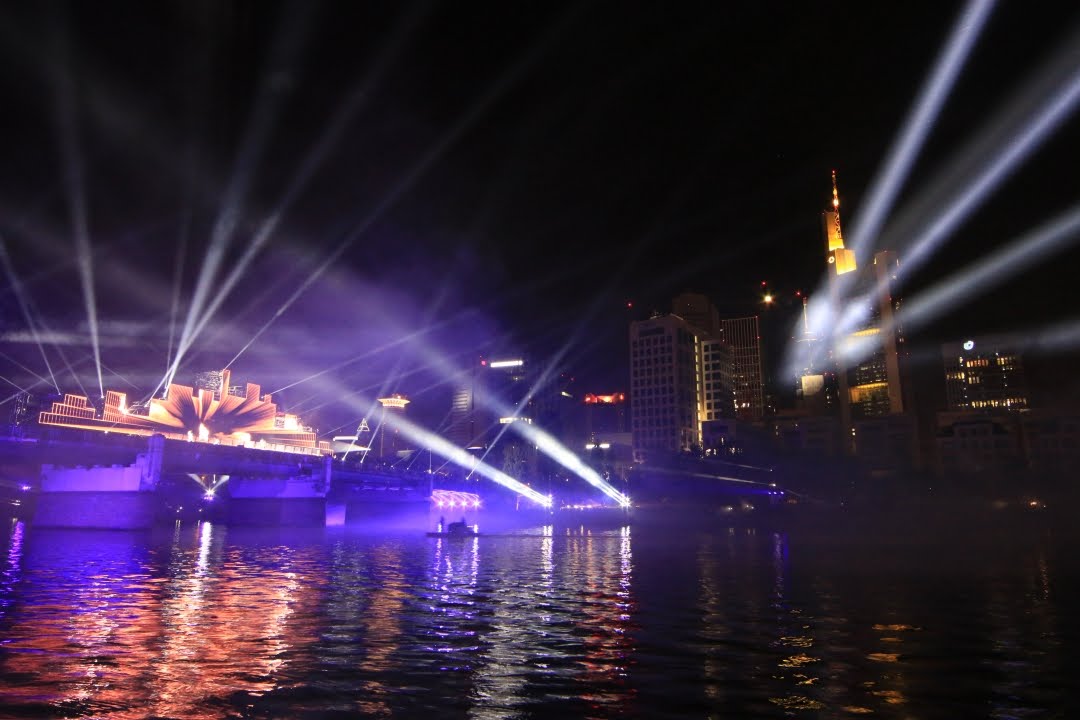 25 Jahre Deutschen Einheit in Frankfurt teil2 Spektakuläre Lichtshow, 60 Meter breite LED-Leinwand