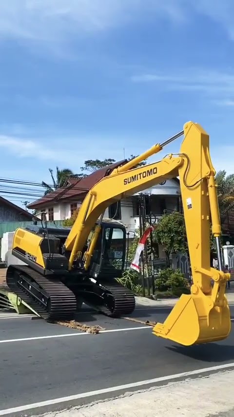 wanita membawa excavator #automobile #excavatortenggelam #excavator