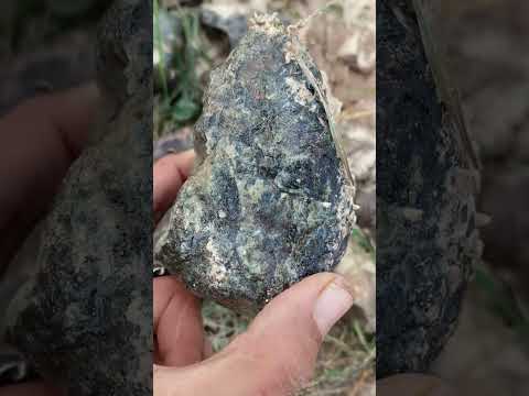 هر گردی گردو نیست هر سنگی هم شهاب سنگ نیست  شهاب النیزک سنگ حدید الماس  کوه