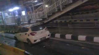 Barusan Sebuah Mobil Sedan Menabrak Pembatas Bus Way Di Halte S Parman Podomoro