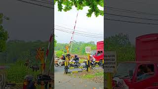 Railroad crossing #railroadcrossing #keretaapi #train #palangpintukeretaapi #railway