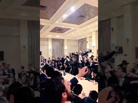 מאות בחורים ליטאים בקומזיץ מרגש יחד עם הזמר @PiniEinhorn