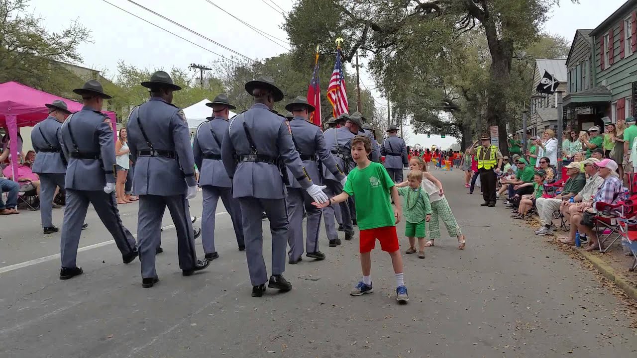 DPS Honor Guard High Fiving Kids During Parade - YouTube