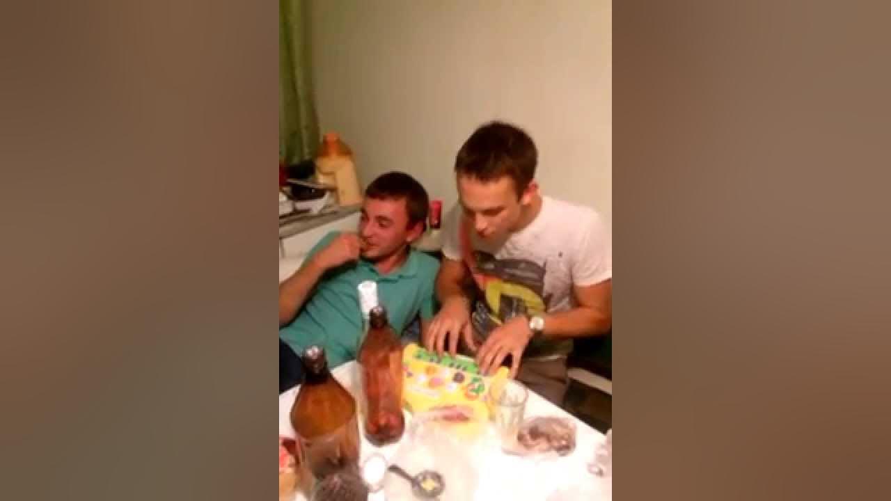 Как правильно писать слово жжет. Друг жжет. Друг жжет. Жгут демотиватор. Друг жжет.