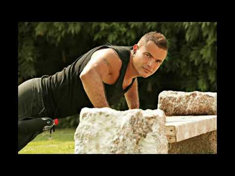     عمرو دياب قدام مرايتها