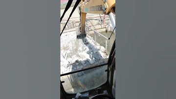 How to load a dumptruck with an excavator