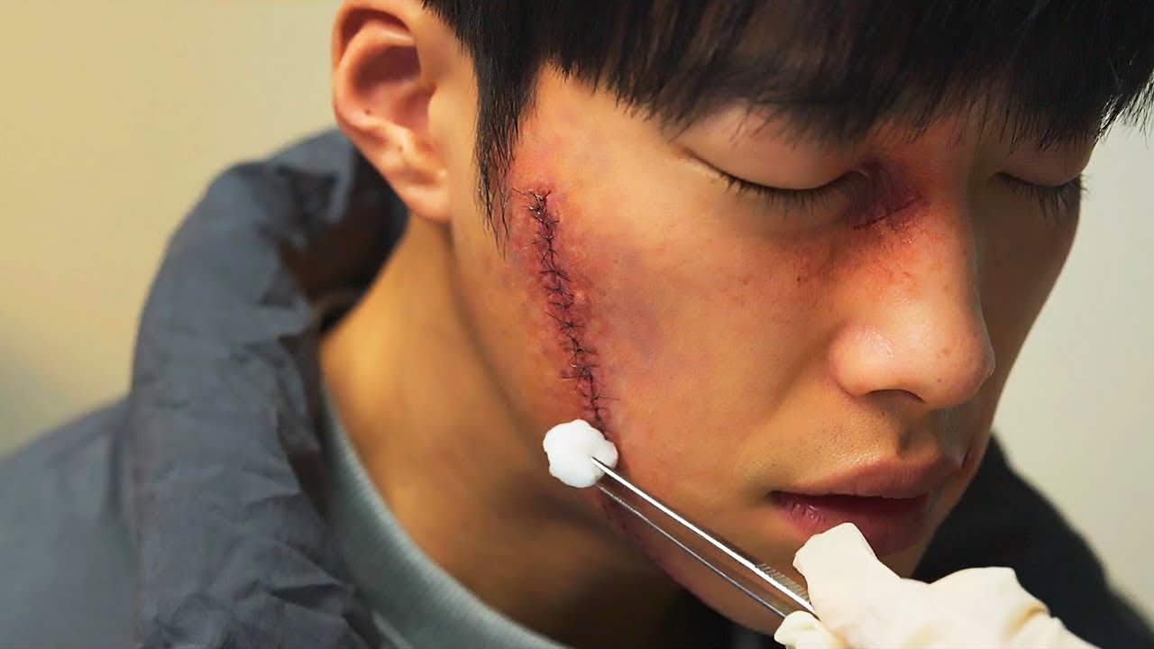 Бұзақылар ұлының Кәсіпқой Боксшы Екенін Білмей, Анасын Құлатуға Тырысады