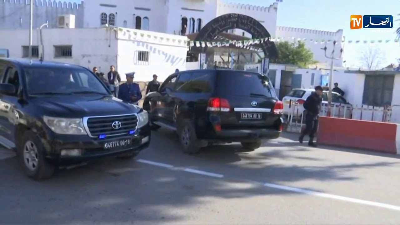 لحظة وصول سيارة الإسعاف التي تقل المجاهد 