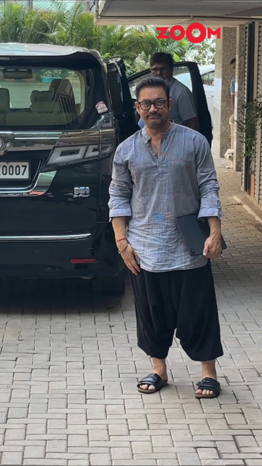 Aamir Khan STOPS to pose for paps before entering the building #shorts #aamirkhan