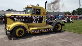 6V92 Detroit Diesel Race Truck Revving.