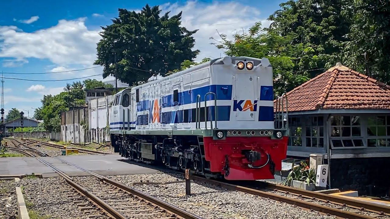 WELCOME LOKOMOTIF DUA GARIS BIRU LIVERY JUMBO TIBA DI SURABAYA