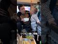この子供は両親を応援します