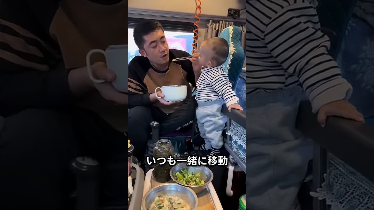 この子供は両親を応援します