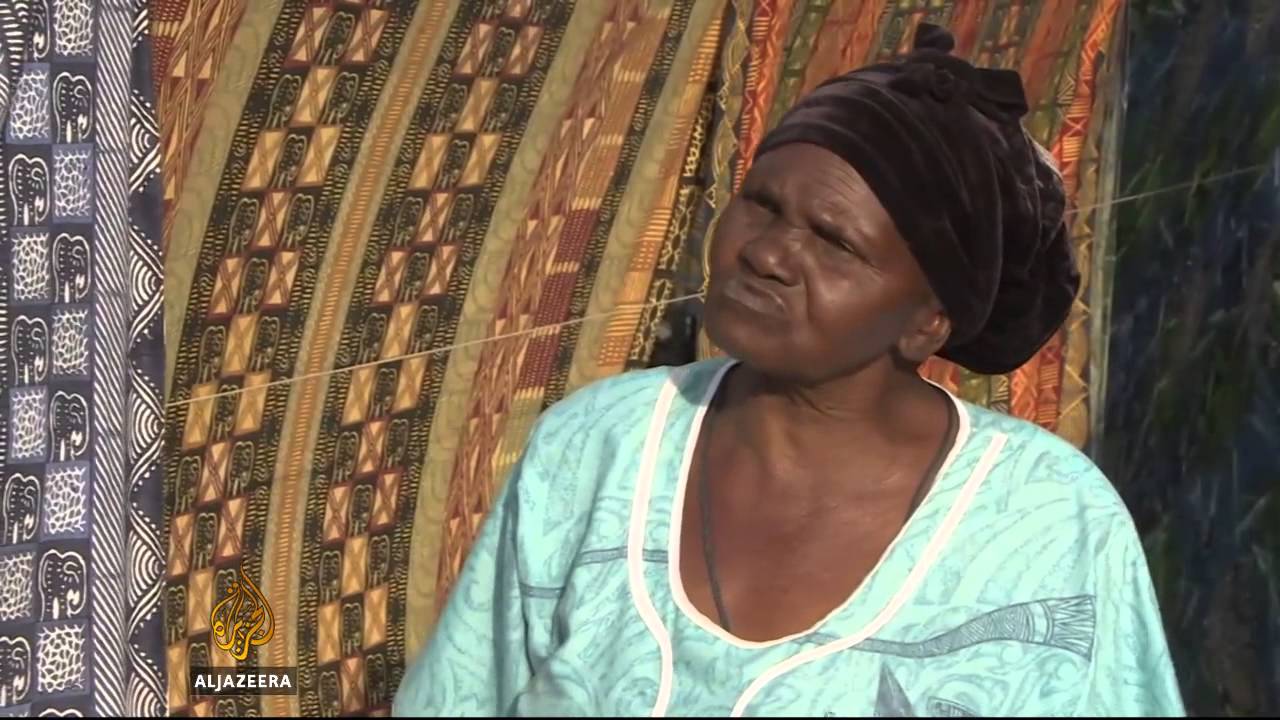 يصنع الزيمبابويون تحفاً فنية لعيد الميلاد من الخردة