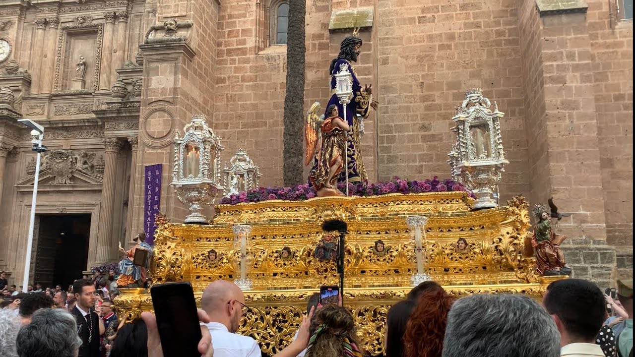 El SEÑOR de Almería en plaza catedral con VIRGEN DE LOS REYES | “Salud para los Enfermos”. Mágico…