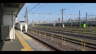 JR尾久駅を通過する651系回送列車