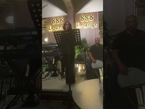 الفنانة ياسمين الشاطر