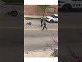 مطاردة "الفأر والقط".. لقطات توثق مواجهة كوميدية بين شرطي ومشتبه به انتهت بسقوط الطرفين وهرب الأخير