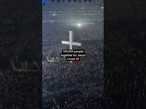 700000 People together