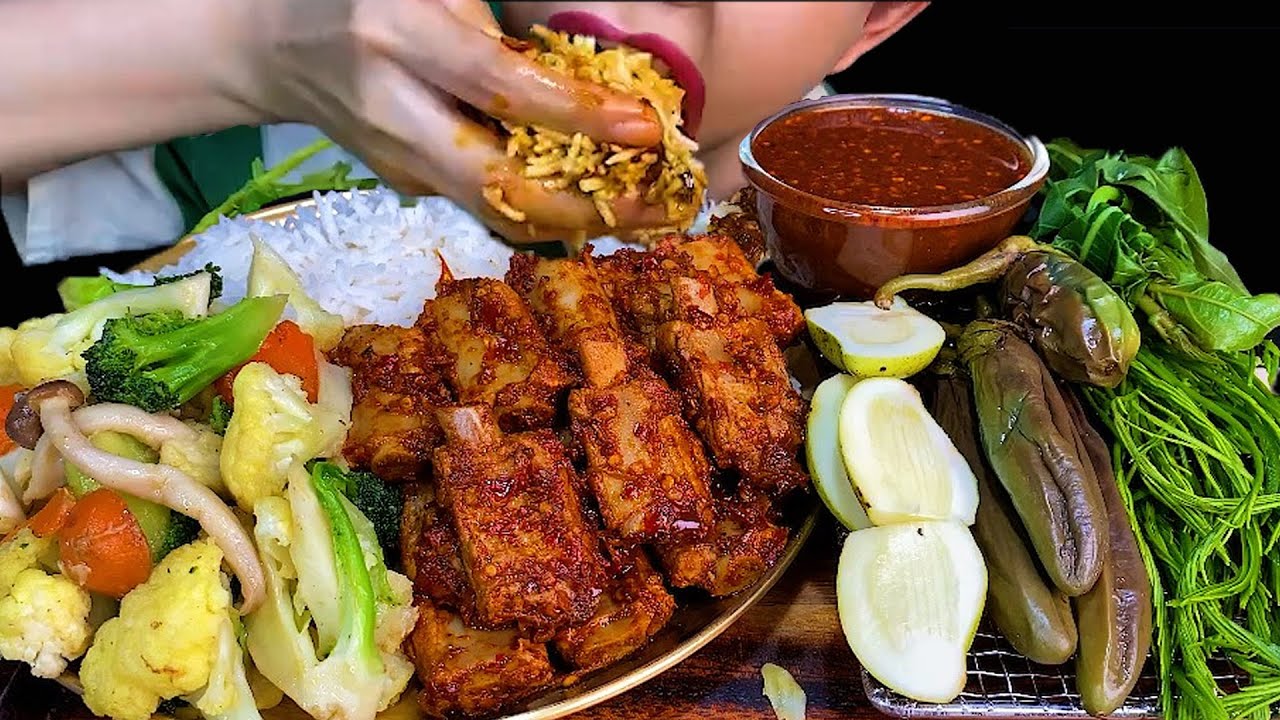 EATING SPICY FOOD||SPICY PORK RIB CURRY, SPICY FISH PASTE & WHITE RICE