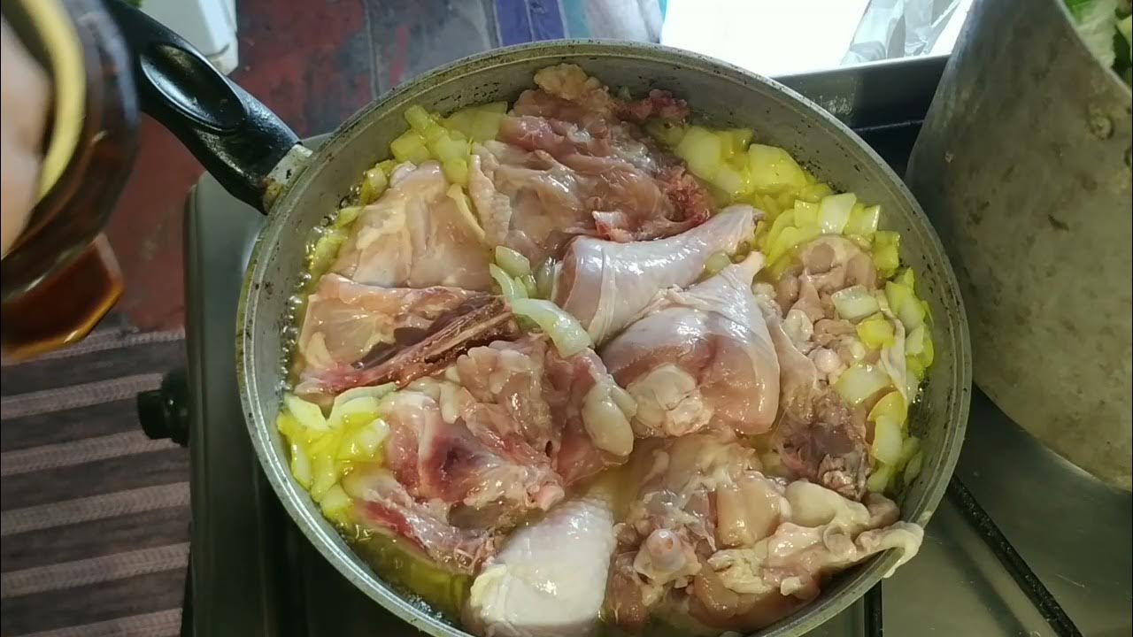 Курица с луком на сковороде с содой. Курица по еврейски в луке. Кура с луком. Куриные ножки на луковой подушке. Курица по-еврейски с луком.