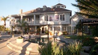 Video voorbeeld van "Inside Bassist Nathan East's California Castle"